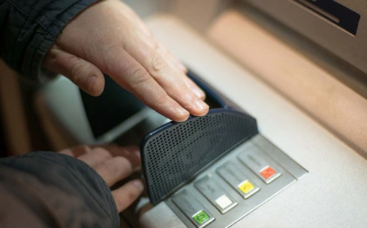 Un policía le robó la tarjeta a un jubilado que le había pedido ayuda