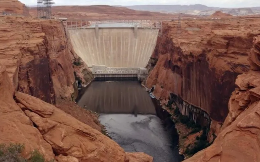 Se tomaba una selfie y cayó desde acantilado: al recuperar su cadáver hicieron hallazgos macabros
