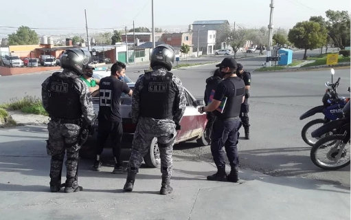 Los demoraron por beber alcohol dentro de un vehículo y violar la cuarentena