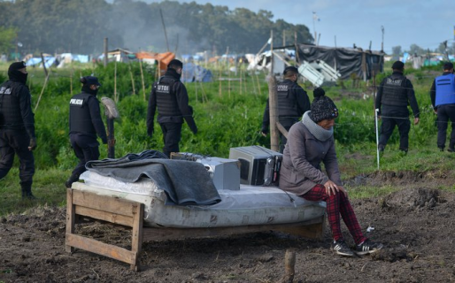 Guernica: los que vuelven a dormir en la calle sin nada y los “vivos” que obtuvieron un subsidio