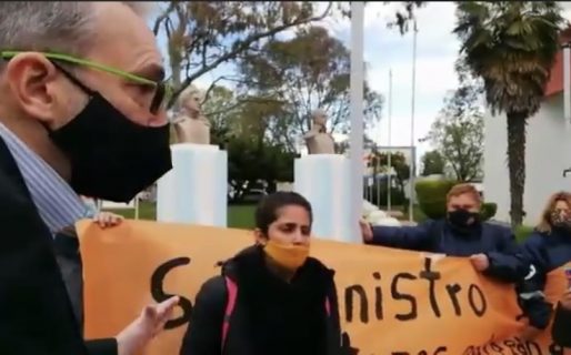 Trabajadores de la Salud escracharon al Ministro Fabián Puratich