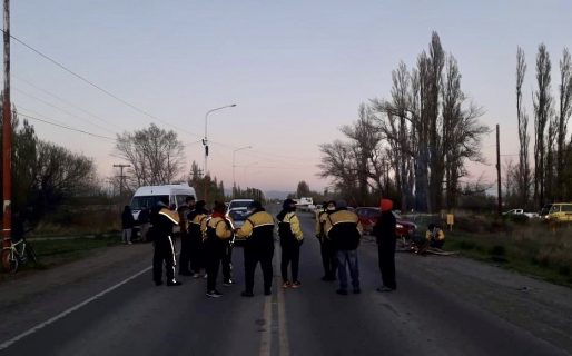 Trabajadores viales realizan piquete reteniendo el paso de Petroleros