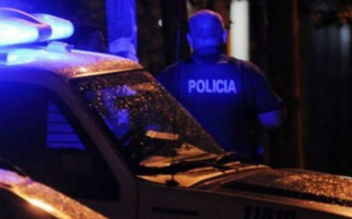 Golpeo a su pareja y luego amenazo a efectivos policiales con un hacha