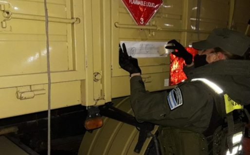 Gendarmería secuestró un camión que trajo 1.600 litros de ácido sulfúrico oculto