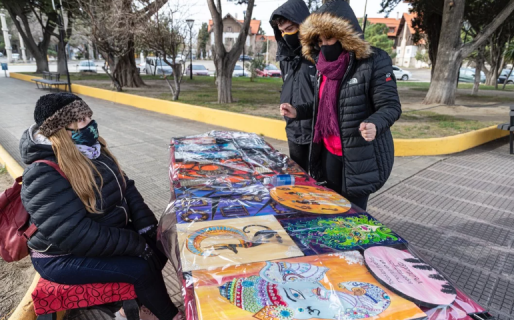 Artesanos reclaman a la Municipalidad para volver a trabajar en las plazas