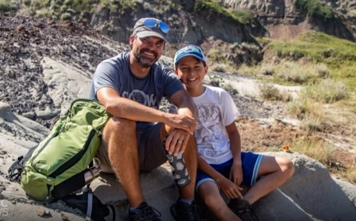 Un niño salió de excursión con su papá y descubrió un dinosaurio de 69 millones de años