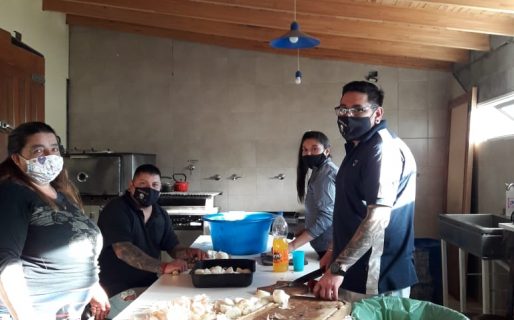 Nueva olla solidaria en Barrio Sismográfica y sorteo por el Día de la Madre