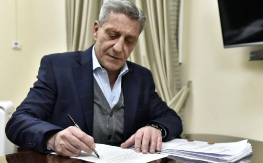 Arcioni vuelve de Buenos Aires y evaluarán su estado de salud aunque “está asintomático”