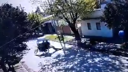 Video: Dos motochorros arrastraron a una mujer por la calle para robarle y allí fue atropellada por un auto que intentaba ayudarla
