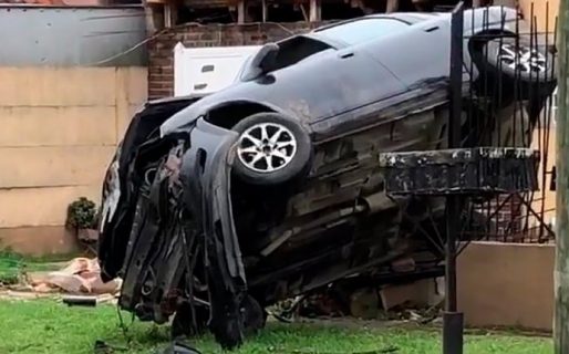 Dos hermanos de 11 y 14 años le sacaron el auto a su papá, perdieron el control y lo incrustaron contra una casa