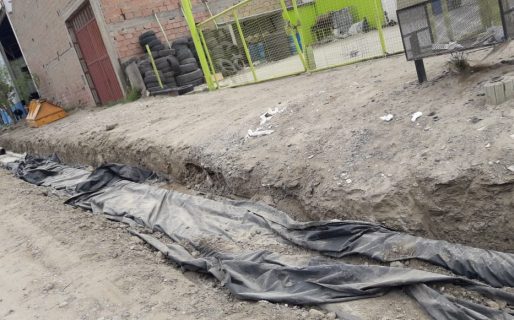 Comerciante del barrio Industrial reclama por obra de cordón cuneta desnivelada que le impide trabajar