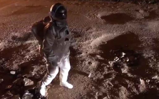 Simuló una caminata  espacial para reclamar que arreglen los “cráteres” de una calle