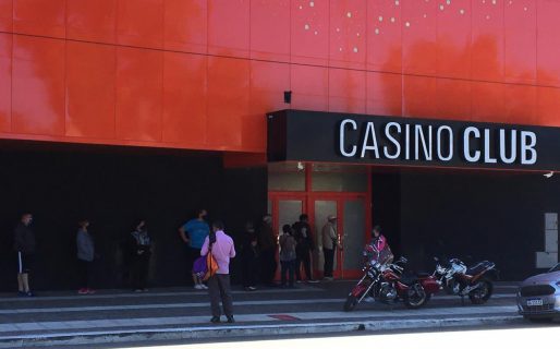 Tras la apertura de los Casinos, se observaron filas para el ingreso al lugar