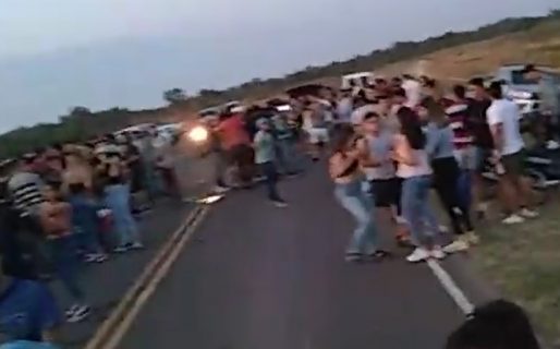 Cortaron una ruta para hacer una fiesta clandestina