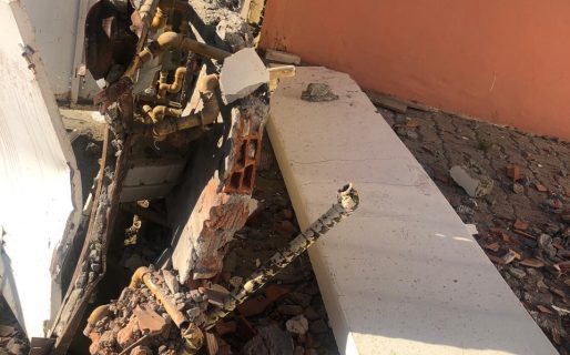 Un auto despistó y arrancó 10 medidores de gas en un inquilinato de la calle Italia