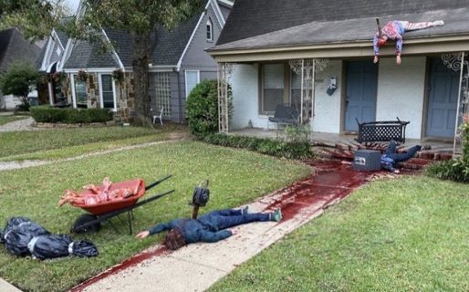 “Baño de sangre por Halloween”: armó una decoración tan sangrienta y real que fue denunciada y revisada por la policía