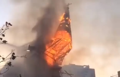 Incendiaron una iglesia, la vieron derrumbarse y celebraron