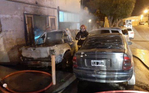 Incendio de dos vehículos en el Barrio Roca