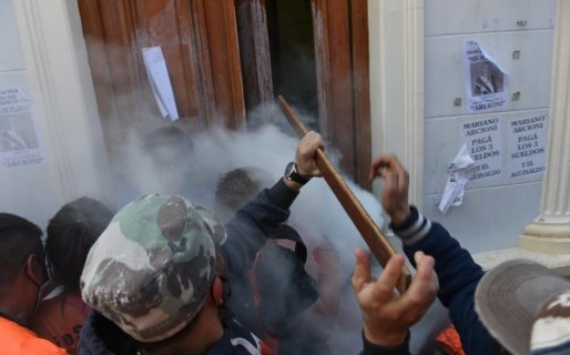 Incidentes en Casa de Gobierno de Chubut en medio del acampe de estatales