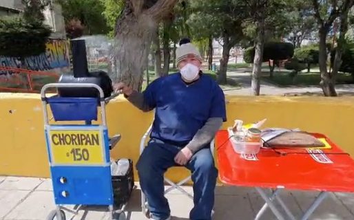 Tras 21 años trabajando como sonidista, José Luis vende choripanes para sostenerse económicamente