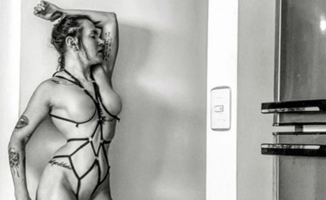 Investigan a una jueza por subir fotos hot