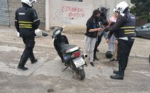 Una camioneta chocó contra una moto en Avenida Estados Unidos