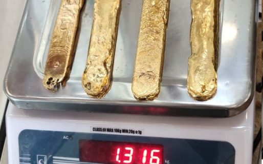 Un pasajero caminaba raro y cuando lo detuvieron le encontraron casi 1,5 kg de oro en el ano