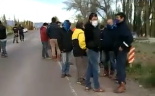 Petroleros se solidarizan con los estatales que reclaman en la ruta de Sarmiento