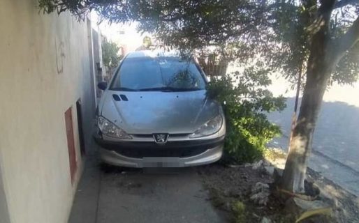 Conductora se estrelló contra la pared de una casa y el canasto de basura