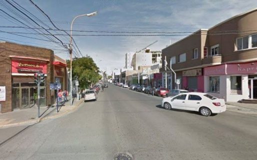 Los golpearon para robarles a la salida de una pizzería en pleno centro