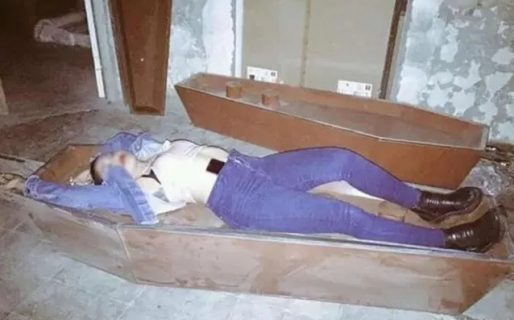 Hicieron una fiesta clandestina en un cementerio y se sacaron fotos con los ataúdes