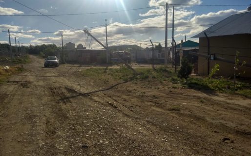 Un camión de basura tiró tres postes: uno cayó sobre una casa donde estaban una pareja y sus dos hijas
