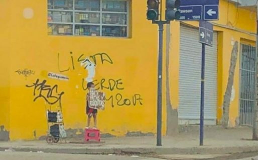 Un nene vende tortas fritas y rosquitas para ayudar a su familia