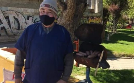 Vende choripanes en Kilómetro 3 para hacerle frente a la crisis