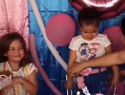 Una niña apagó las velas del cumpleaños de su hermanita y su cruel travesura se volvió viral