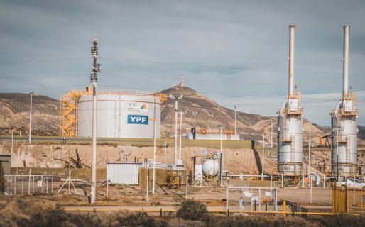 YPF mejora su propuesta de canje de deuda para tentar a inversores