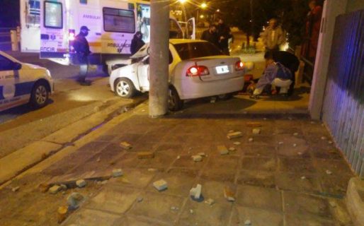 Un automóvil chocó contra una palma en avenida Roca