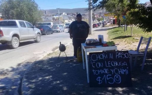 “El Pin” también vende choris para ganarse el mango