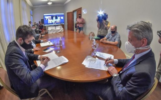 Arcioni encabezó la firma de convenios para destinar fondos a productores afectados por las Emergencias climática y agropecuaria