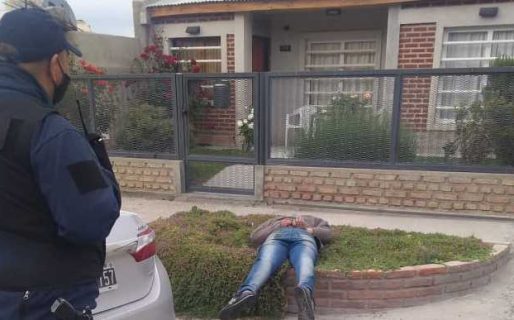 Intentó robar en el auto de un policía, se peleó con sus amigos y fue apresado