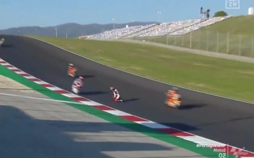 Competidor de motos quedó arrodillado en la pista y sus reflejos lo salvaron