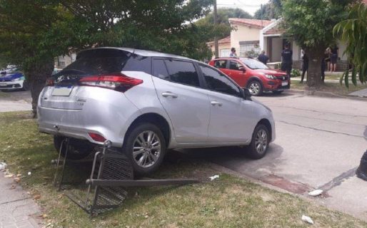 Un anciano dio marcha atrás con su auto, atropelló y mató a su esposa