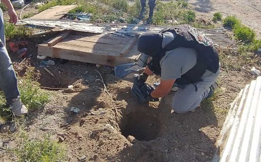 Amenazó a policías de civil y después enterró el arma en el patio de una vivienda