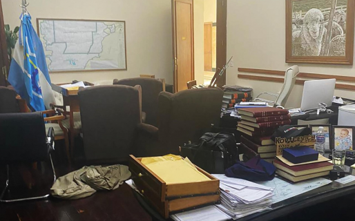 Manifestantes anti mineros provocaron destrozos e intentaron incendiar Casa de Gobierno