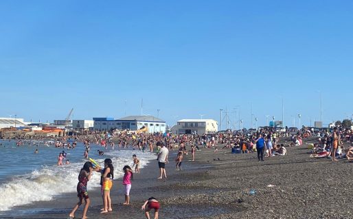 Rescataron a un hombre borracho que nadaba en la costanera