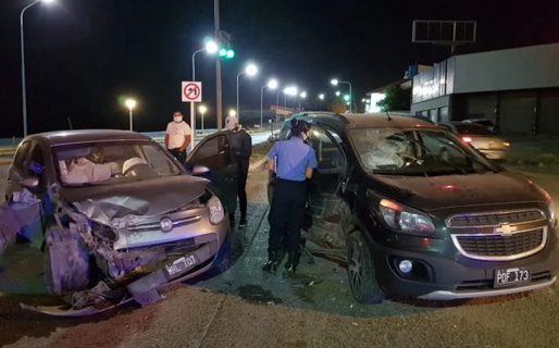 Grave choque entre dos autos en avenida Yrigoyen