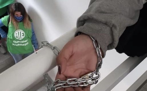 Trabajadora de ATE se encadenó en el Área Programática porque la despidieron