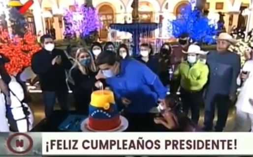 El festejo de Nicolás Maduro: quiso soplar las velas con tapabocas
