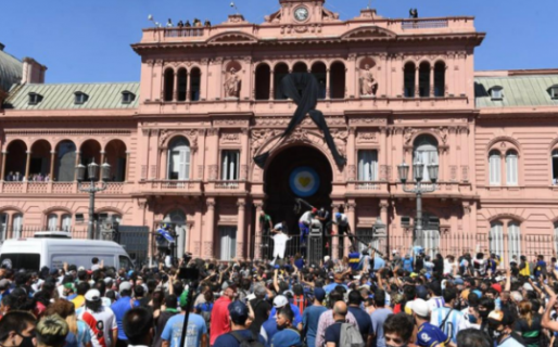 Descontrol absoluto en el velatorio de Maradona: los fanáticos invadieron la Casa Rosada y la familia evalúa si continúa con la ceremonia