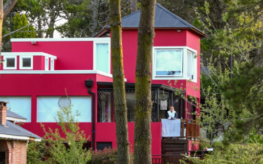 Llegó a su casa de verano tras la cuarentena y la encontró usurpada y pintada de otro color